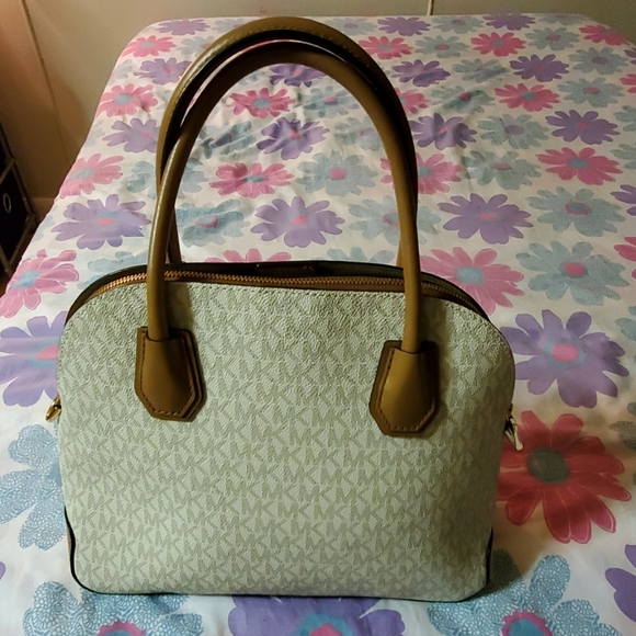👜 Michael Kors Vanilla Mercer Large Dome Satchel - Picture 3 of 7